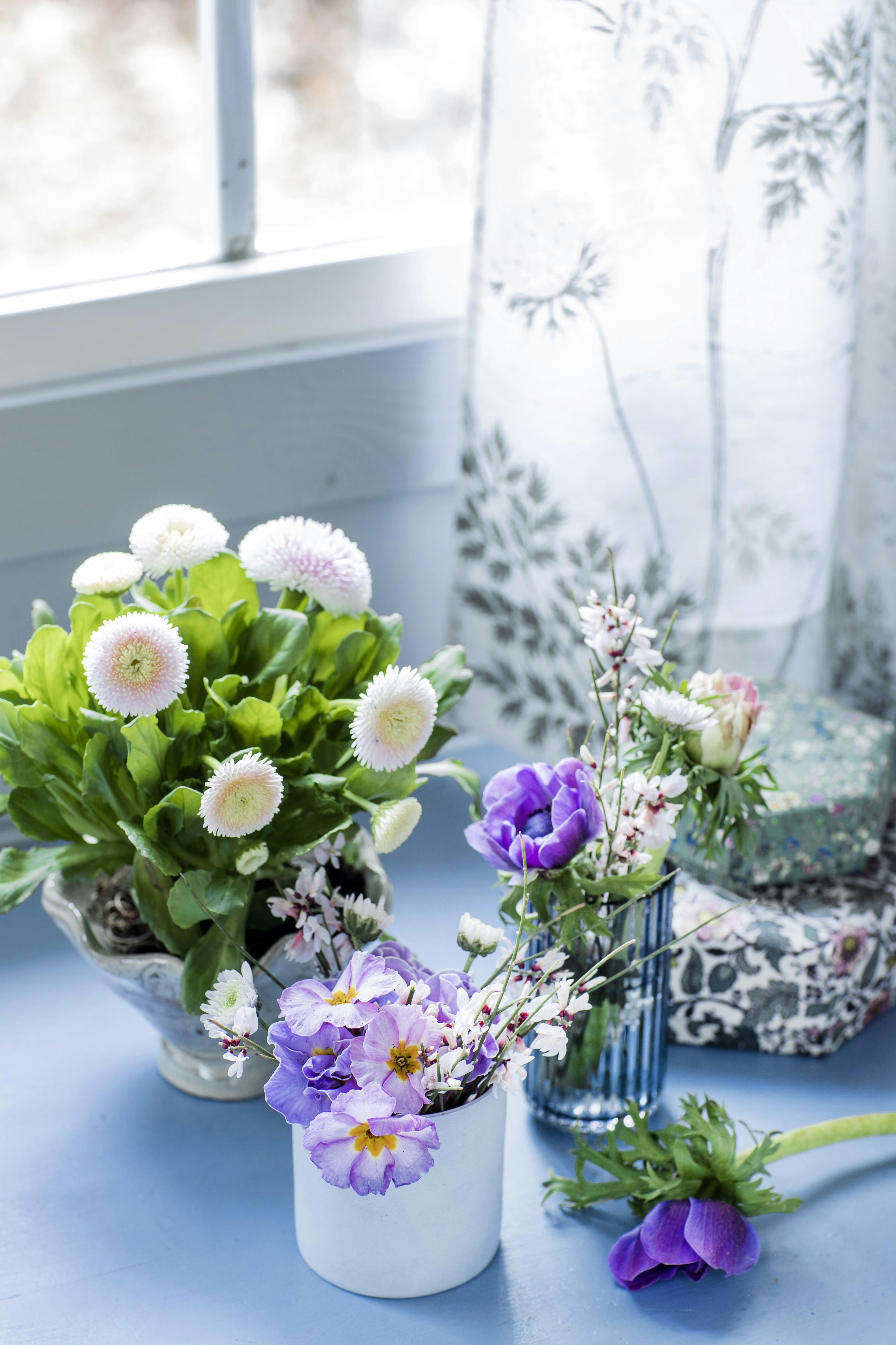 Samling af blomster i vase