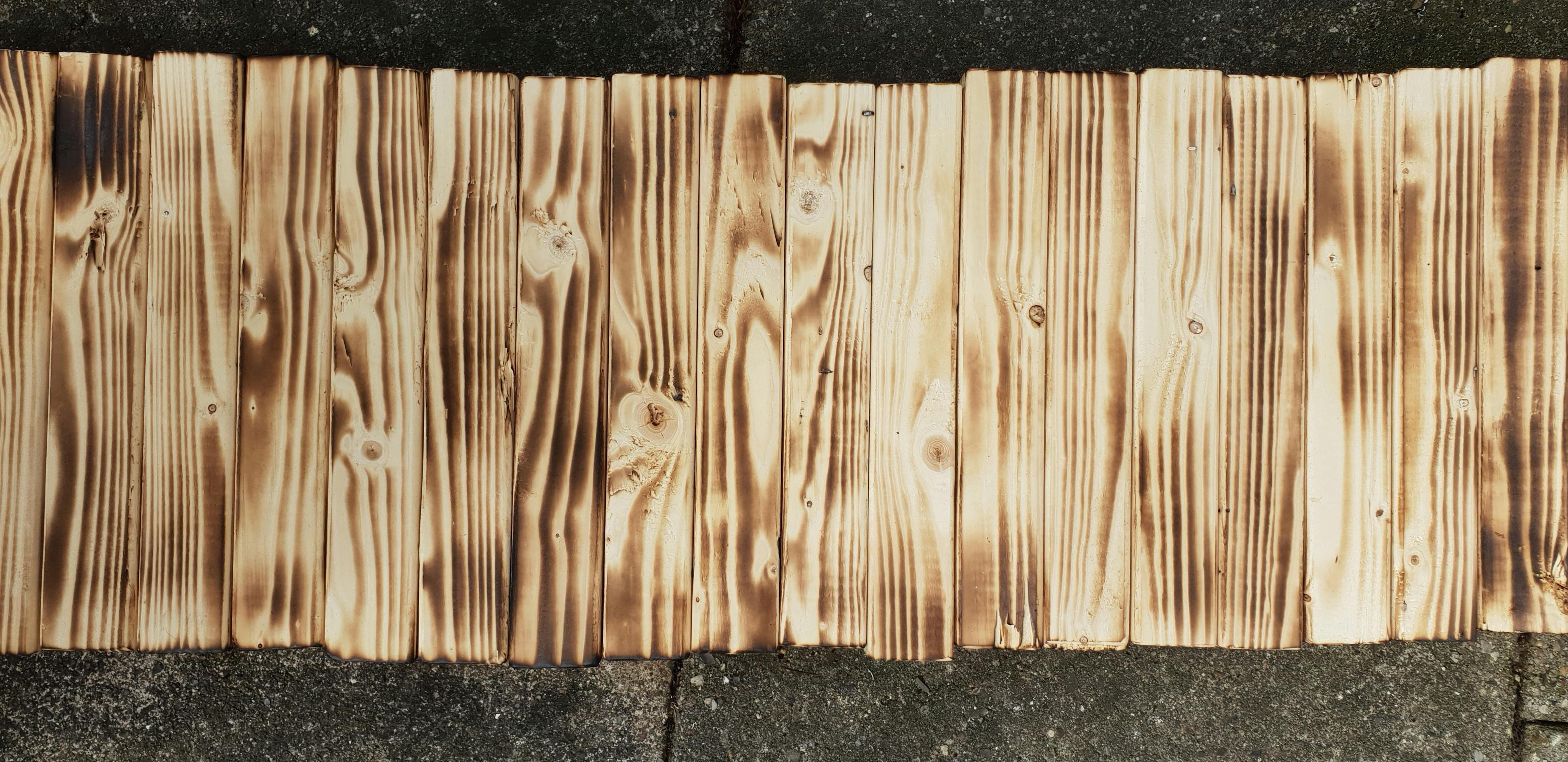 Ukrudtsbrænderen giver brændt look