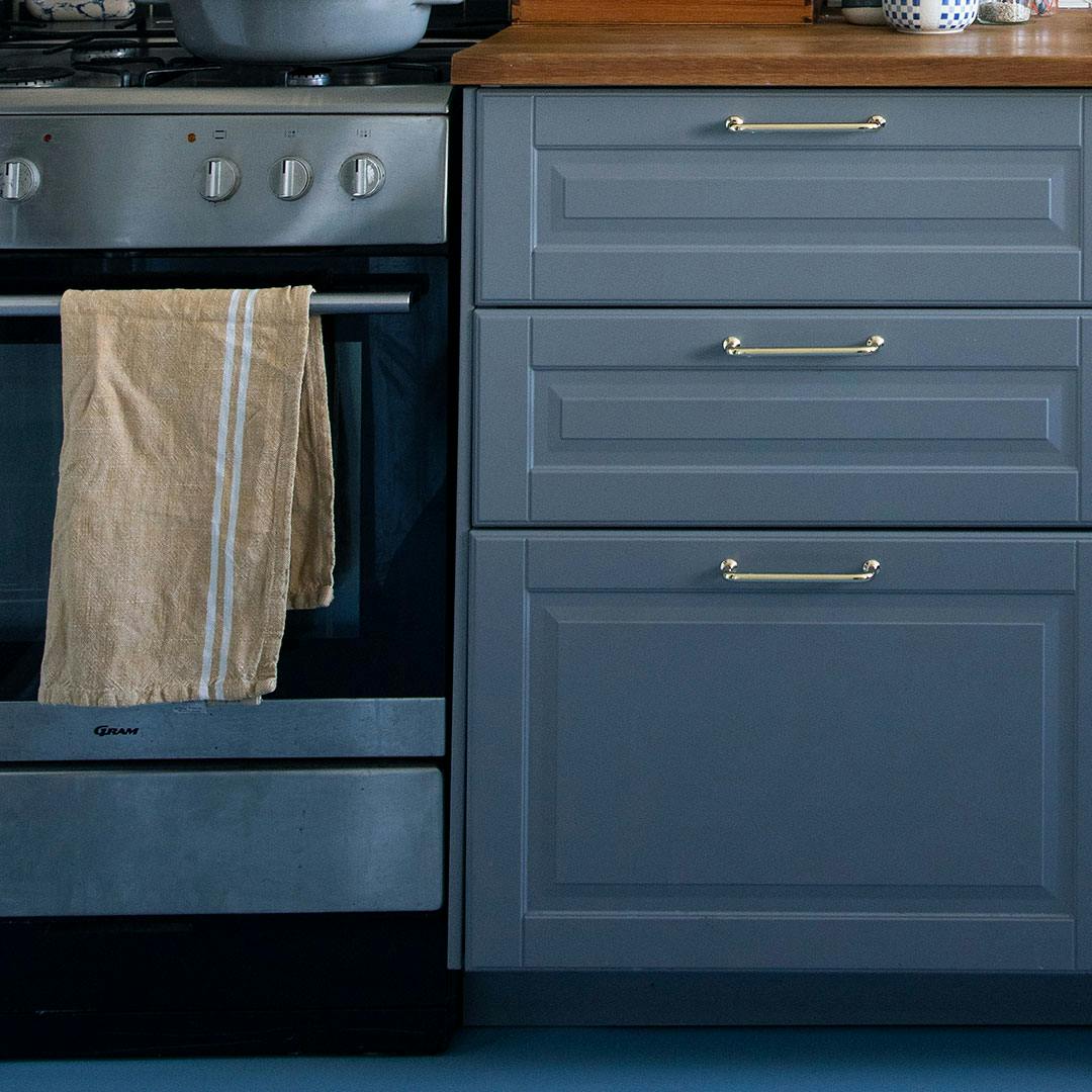 Ren ovn i et blåt køkken