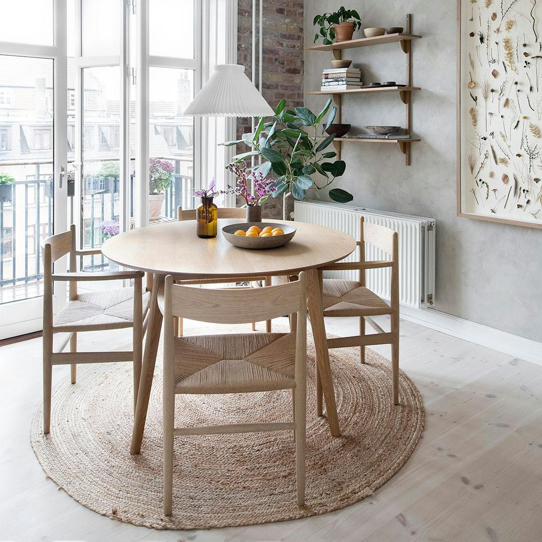 Spisestue med rundt bord og støvsuget gulv