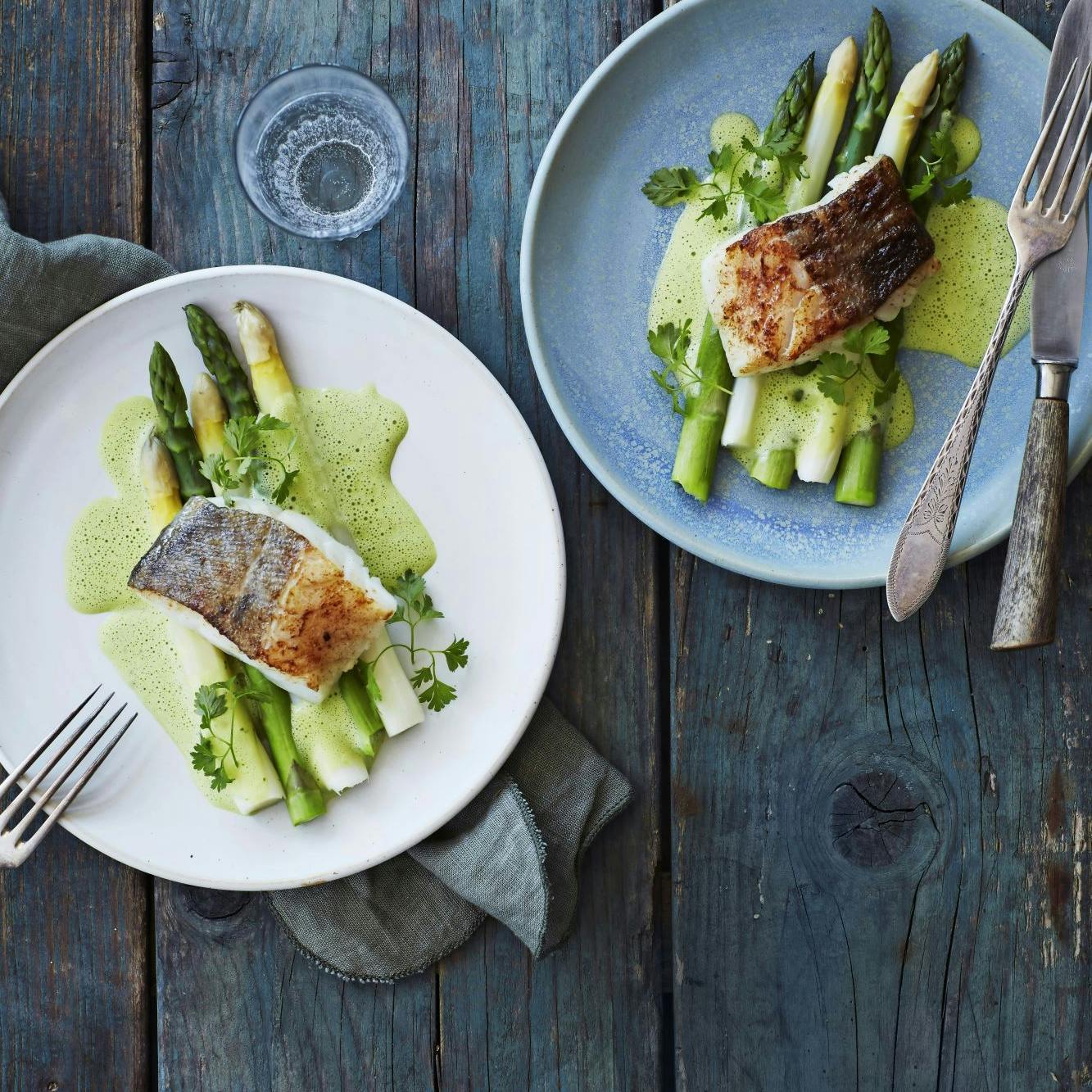 Stegt fisk med asparges og sauce