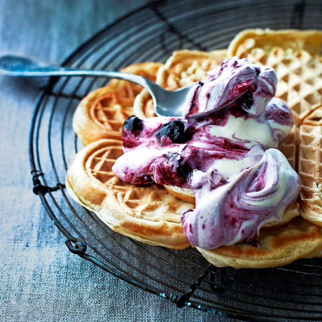 Vafler med lækker bærcreme