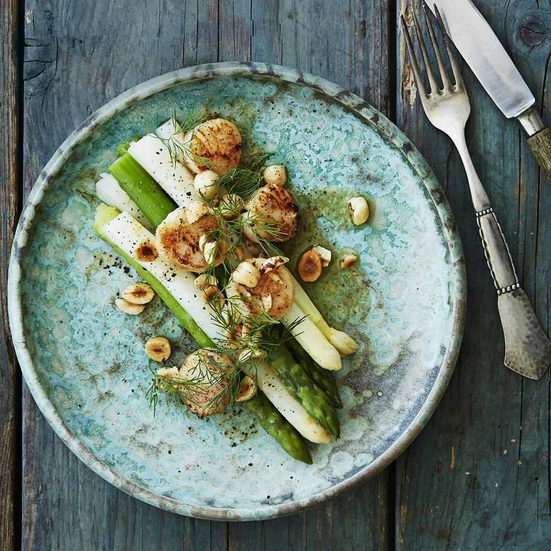 Asparges med stegte kammuslinger