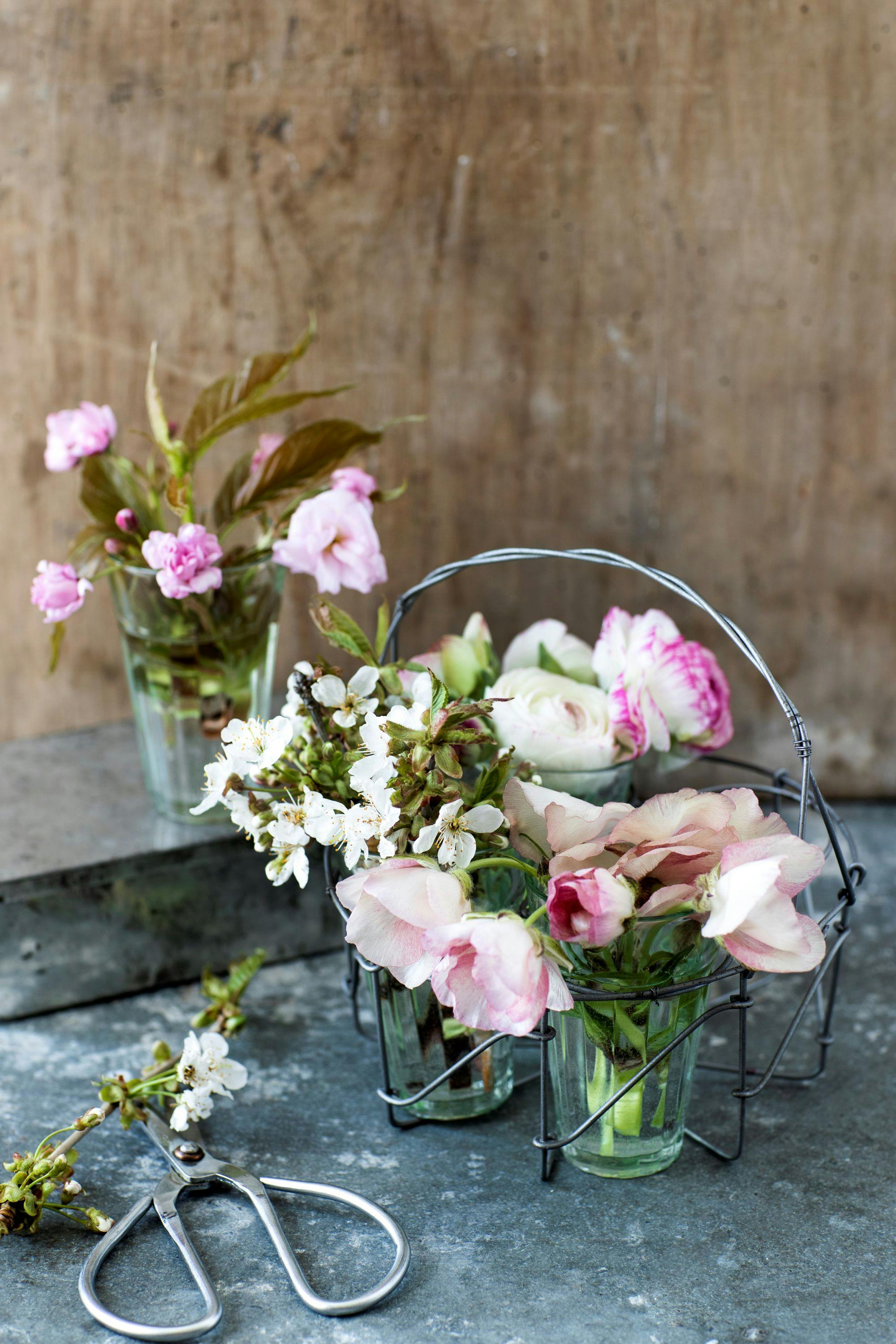 Smaa blomsterbuketter i glas