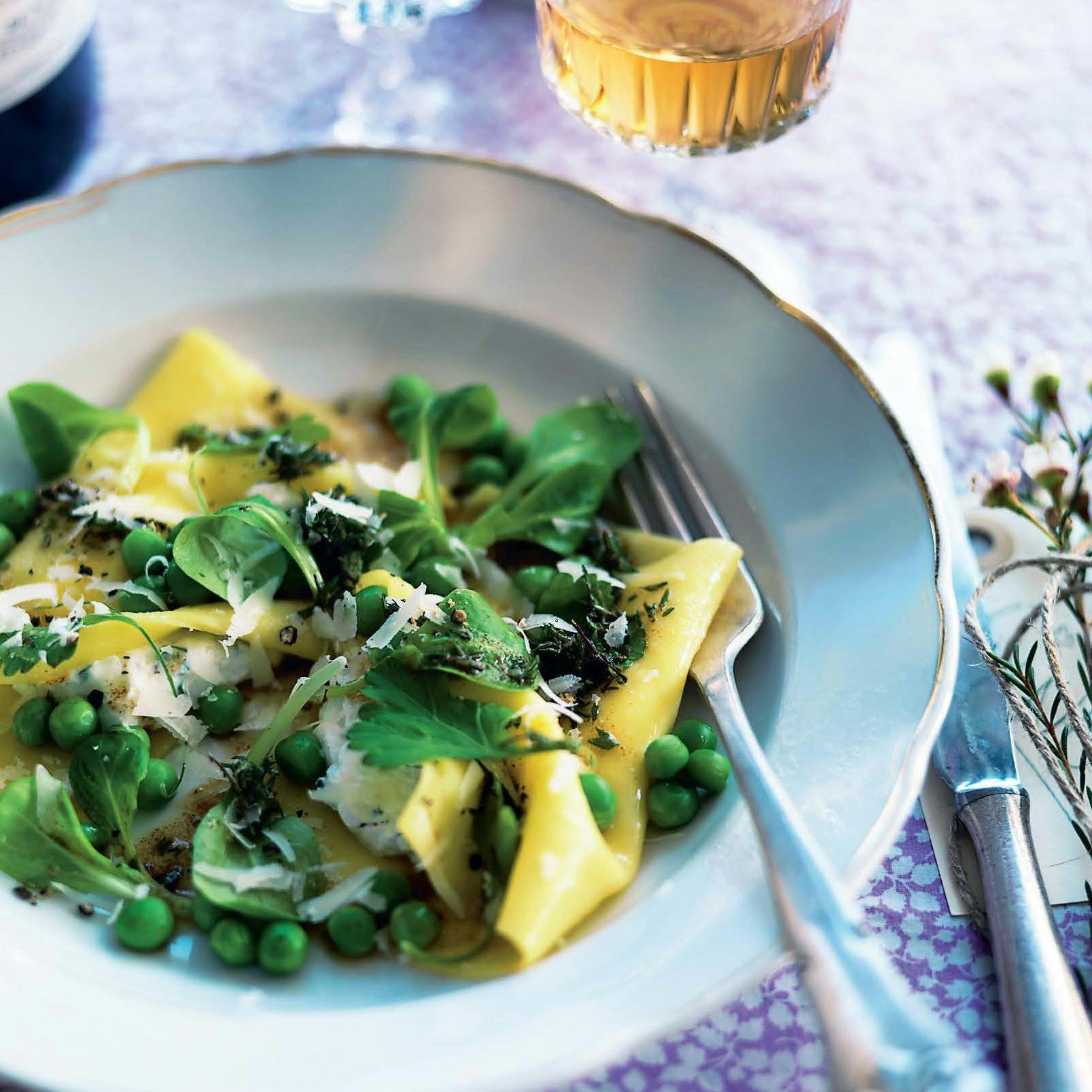 Ravioli med friske krydderurter og cremet ricotta og ærter