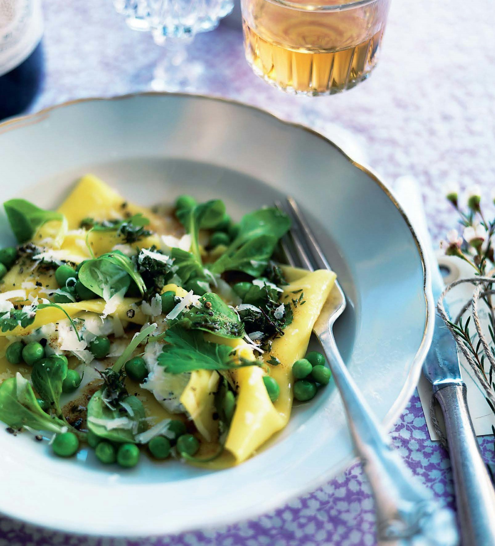 Ravioli med friske krydderurter og cremet ricotta og ærter