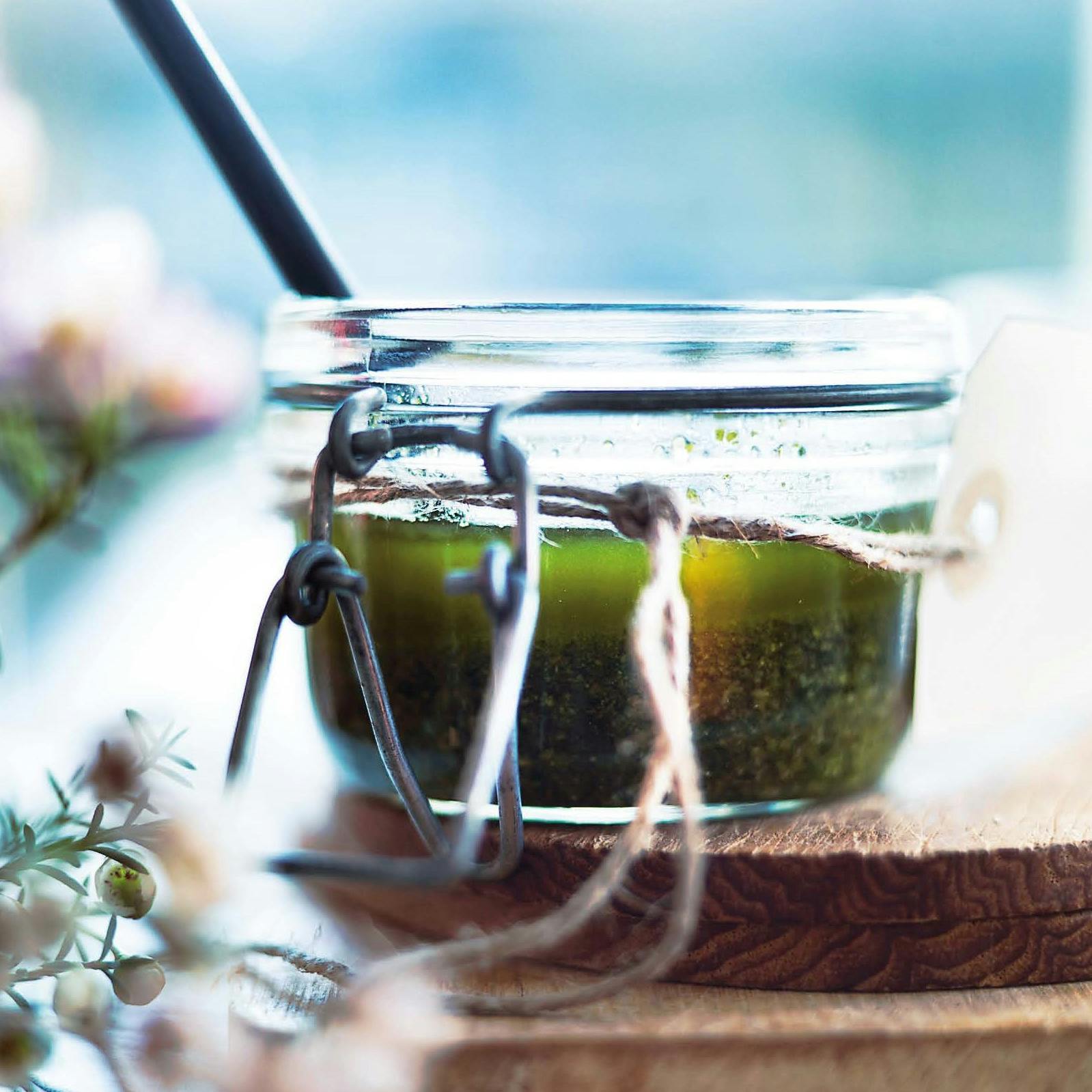 Nem dressing – basilikumolie