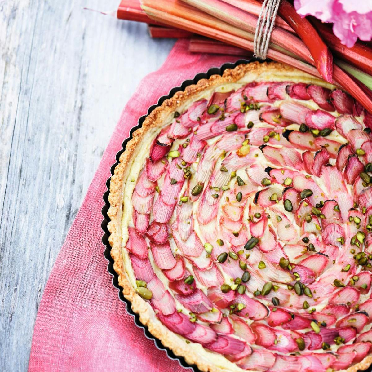 Lav en lækker rabarbertærte med vaniljecreme