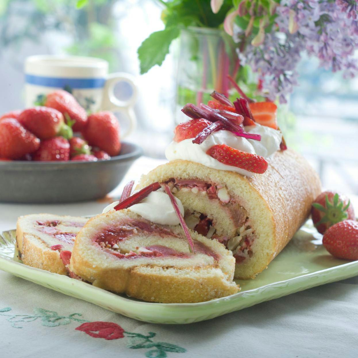 Opskrift: sommerroulade med rabarber