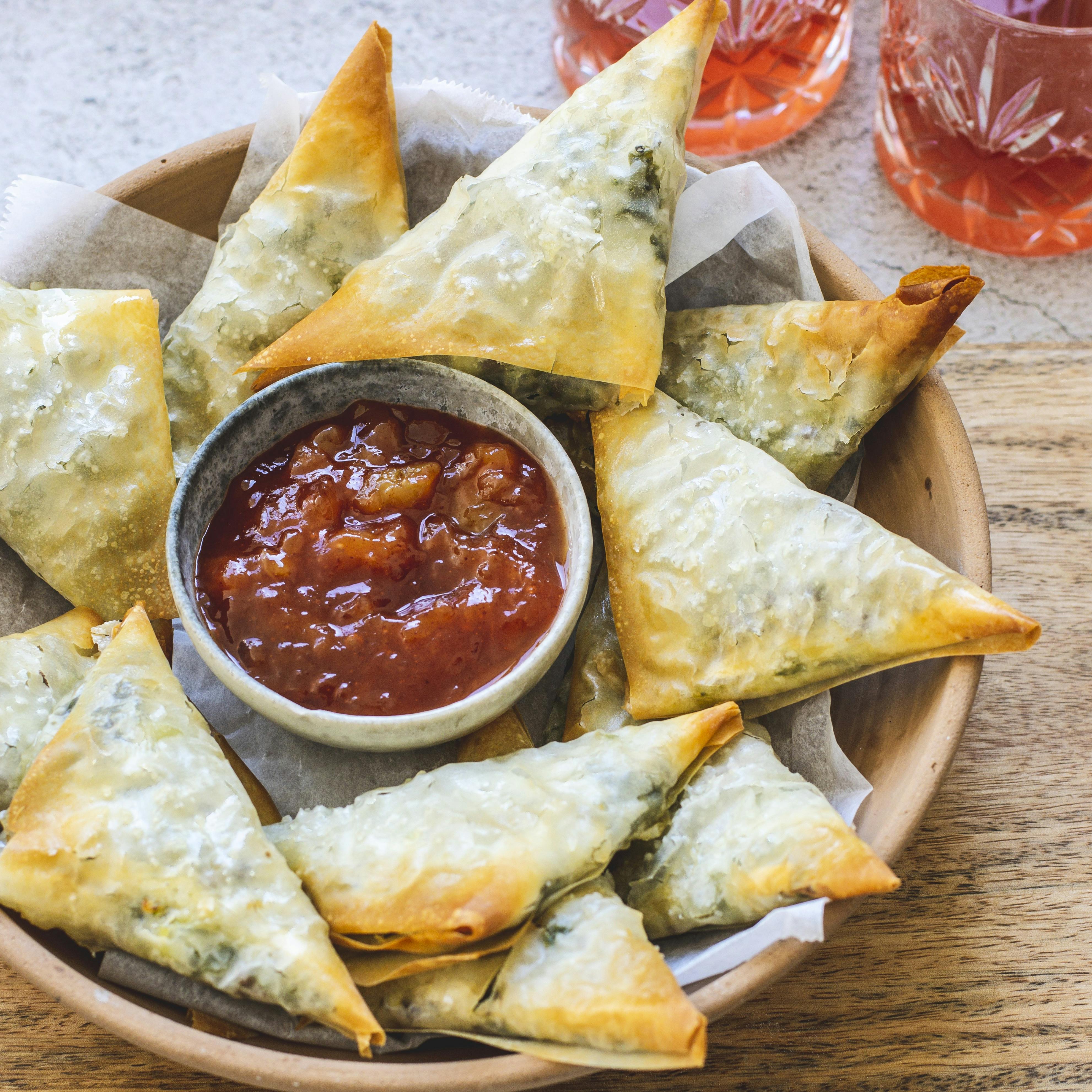 Hjemmelavede samosa med vegetarfyld