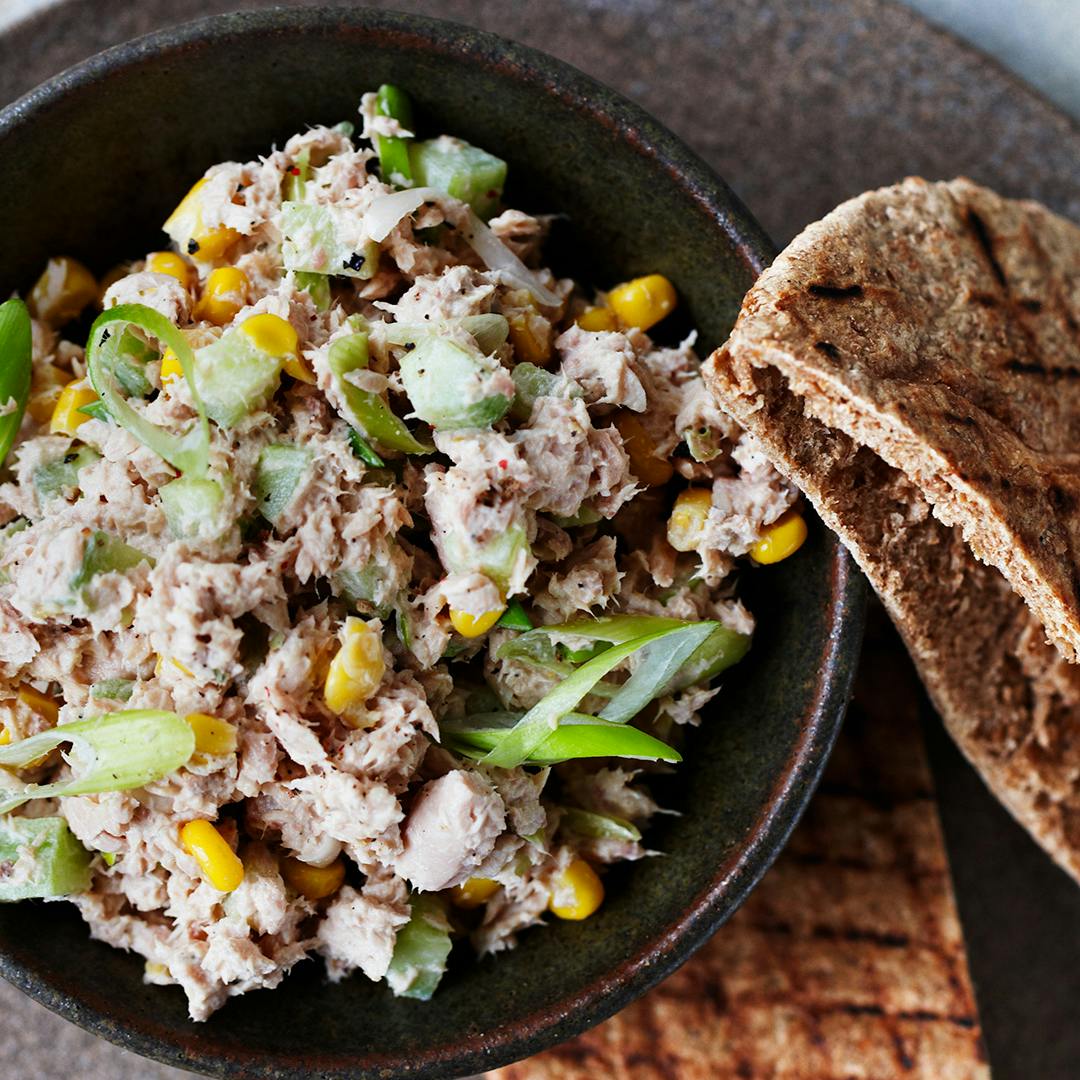 Cremet tunsalat med majs og forårsløg til pitabrød