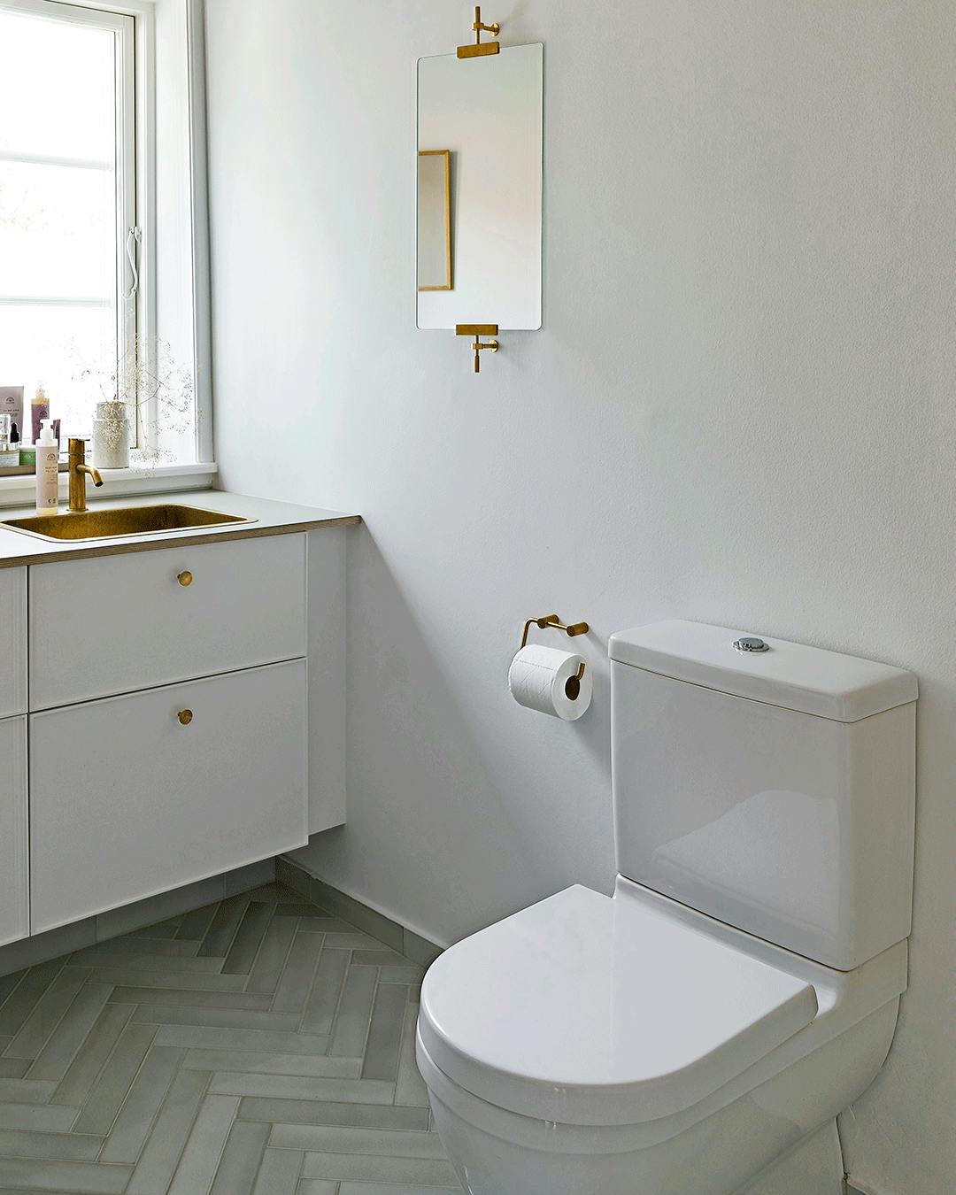 Rengøring af toilet på badeværelse