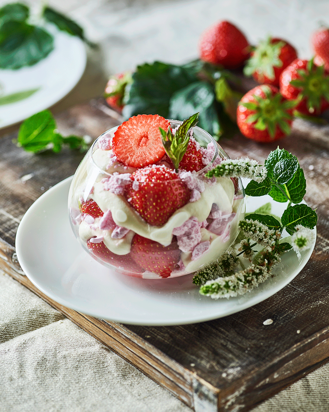 Eton mess består af bær, marengs og flødecreme