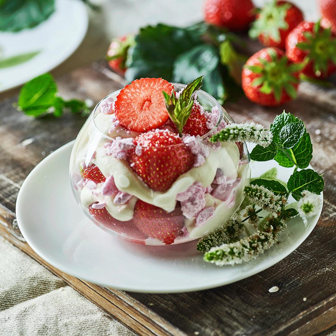 Eton mess består af bær, marengs og flødecreme