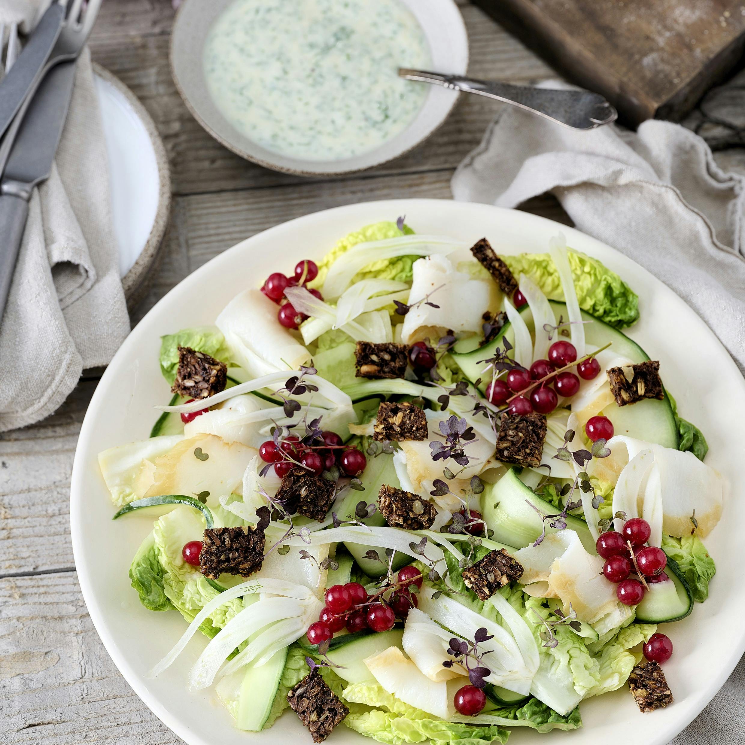 Sprød salat med røget hellefisk, ribs og rimmet agurk