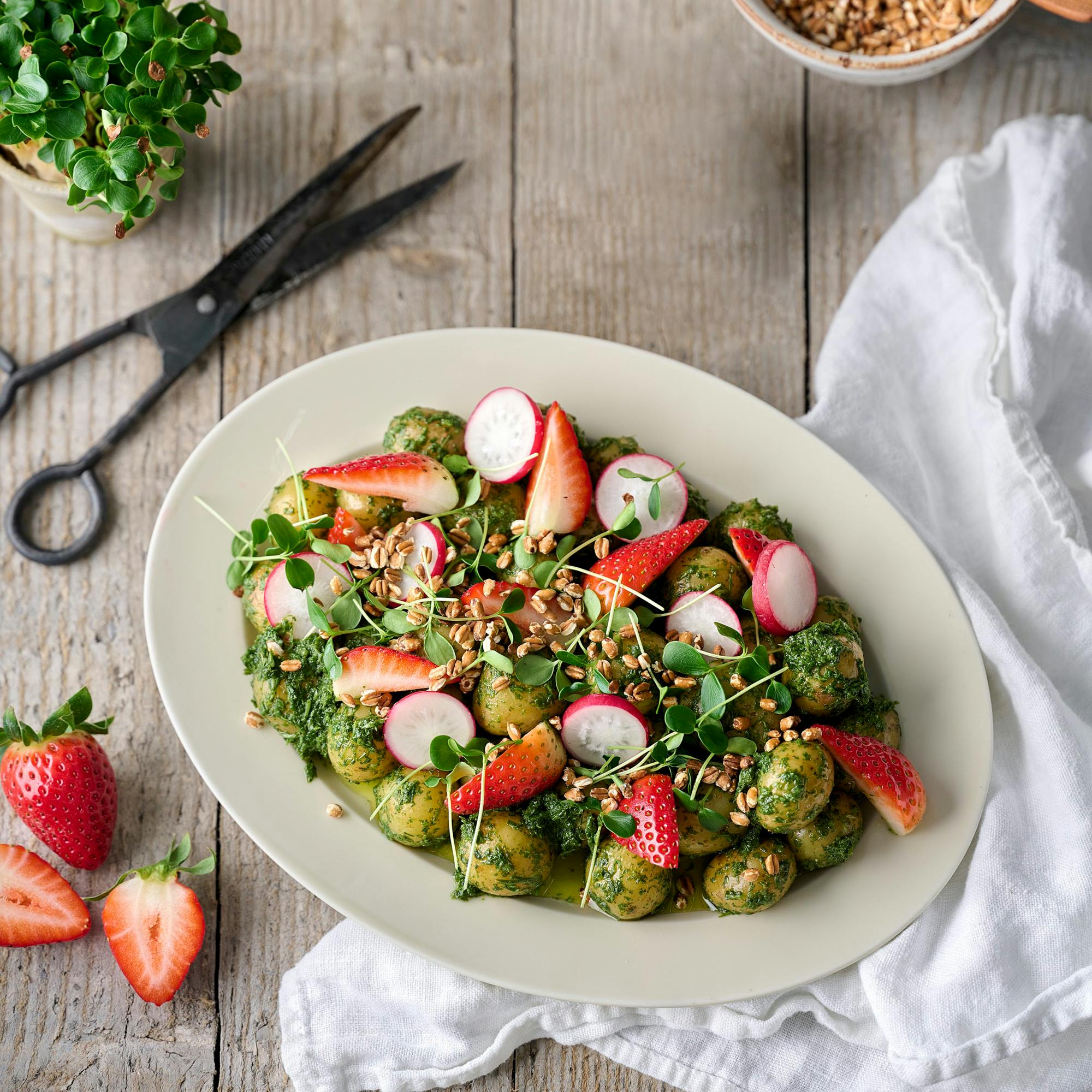 Kartoffelsalat med jordbær, radiser og perlespelt