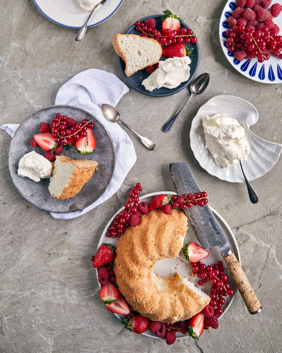 Lækker englekage med sommerbær og flødeskum 