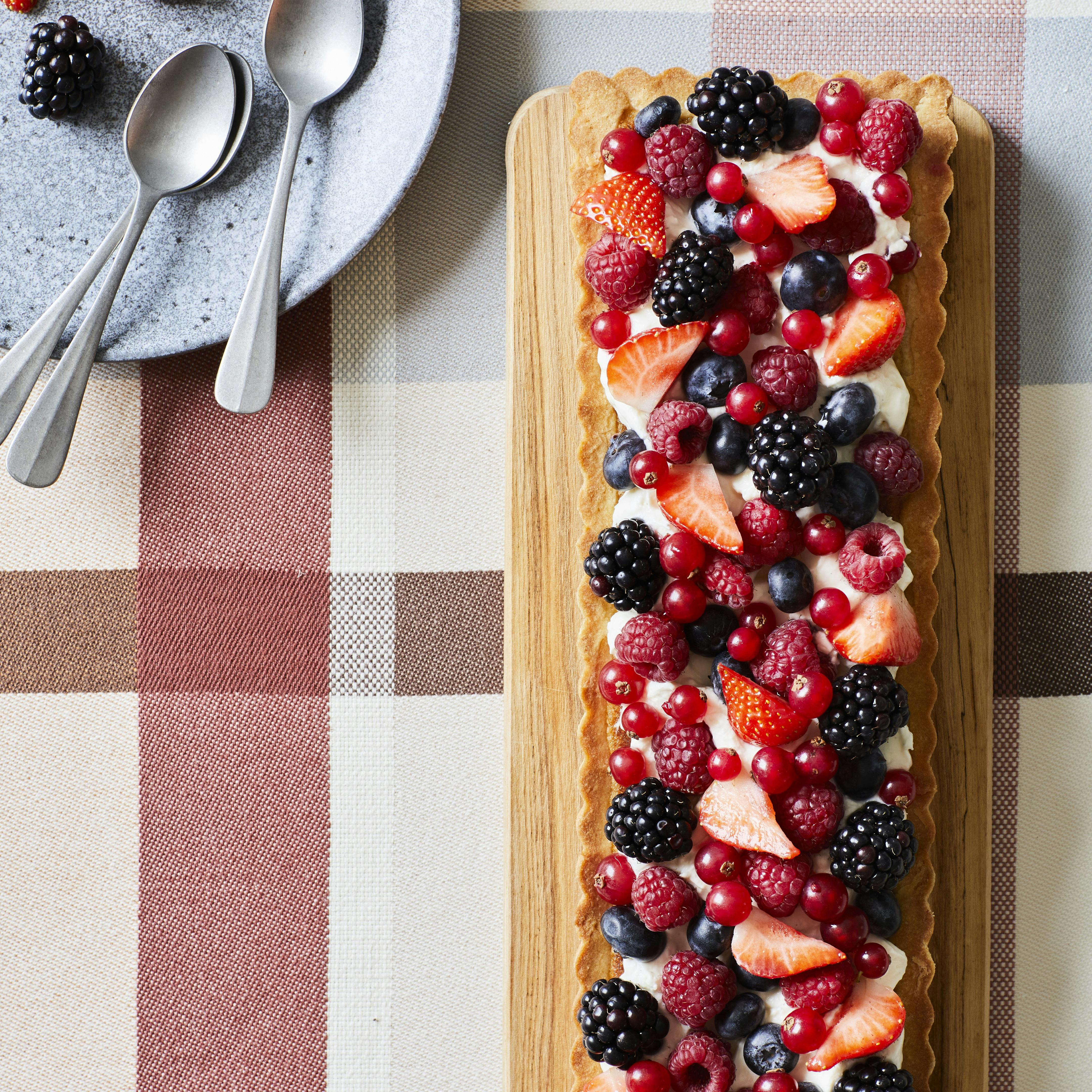 mandeltærte med mascarponecreme og bær