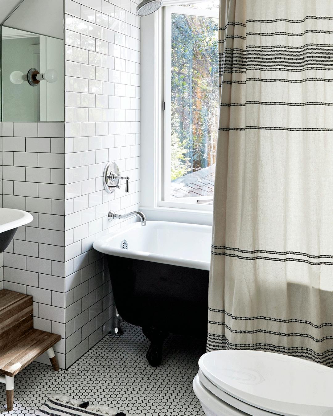 Badeværelse med rent badeforhæng