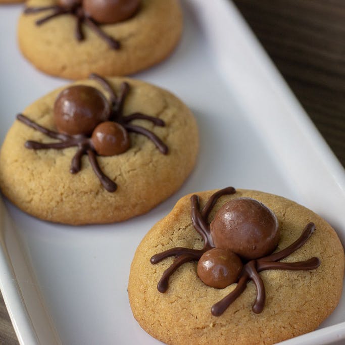 Uhyggelige cokkies med chokolade-edderkopper på.