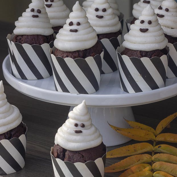 Chokolademuffins med hvid spøgelsesfrosting.