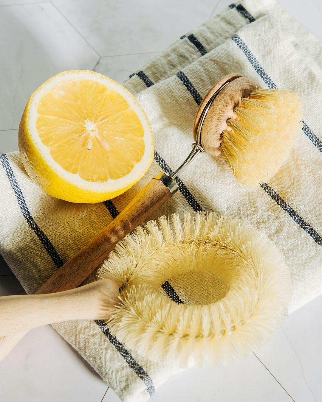 Børste, viskestykke og citron til rengøring