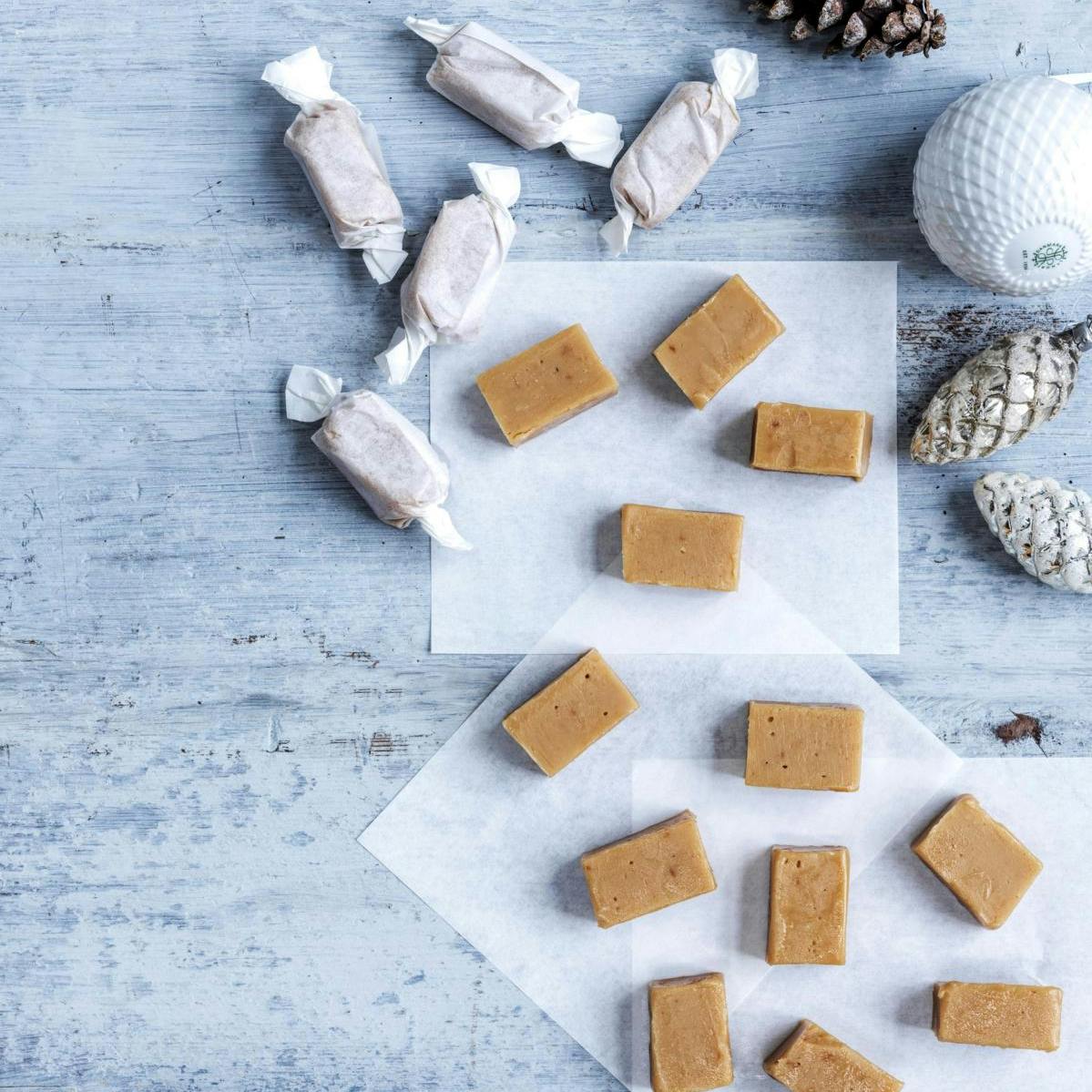 Stykker af karamelfudge med pebermyntesmag