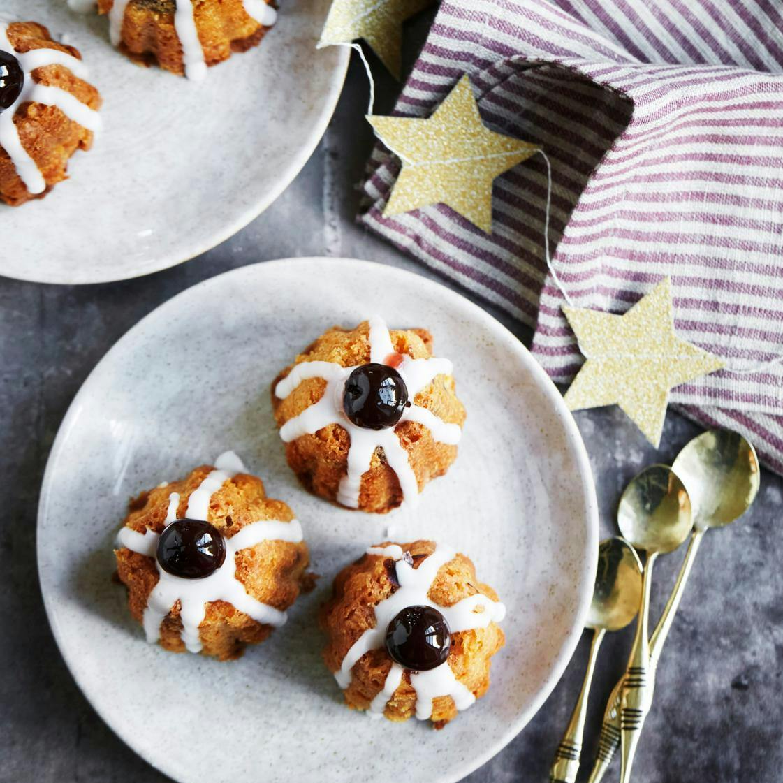 Små marcipankager med Amarena-kirsebær og glasur