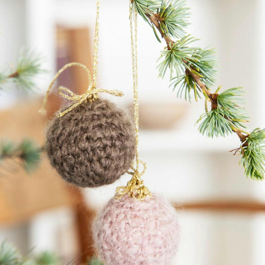 Hæklede julekugler i douce farver