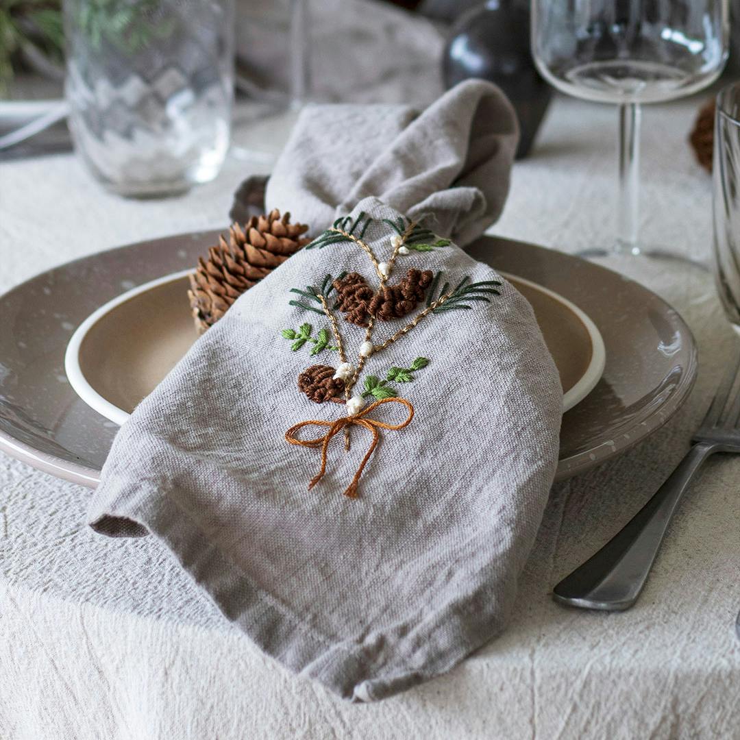 Broderet serviet med julemotiv