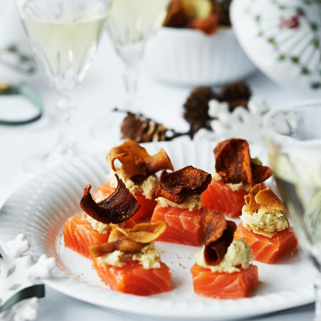 Gravad laks med artiskokmousse og rodfrugtchips