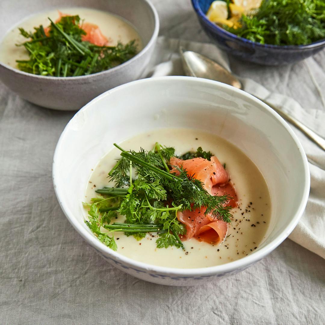 Jordskokkesuppe med laks og krydderurter