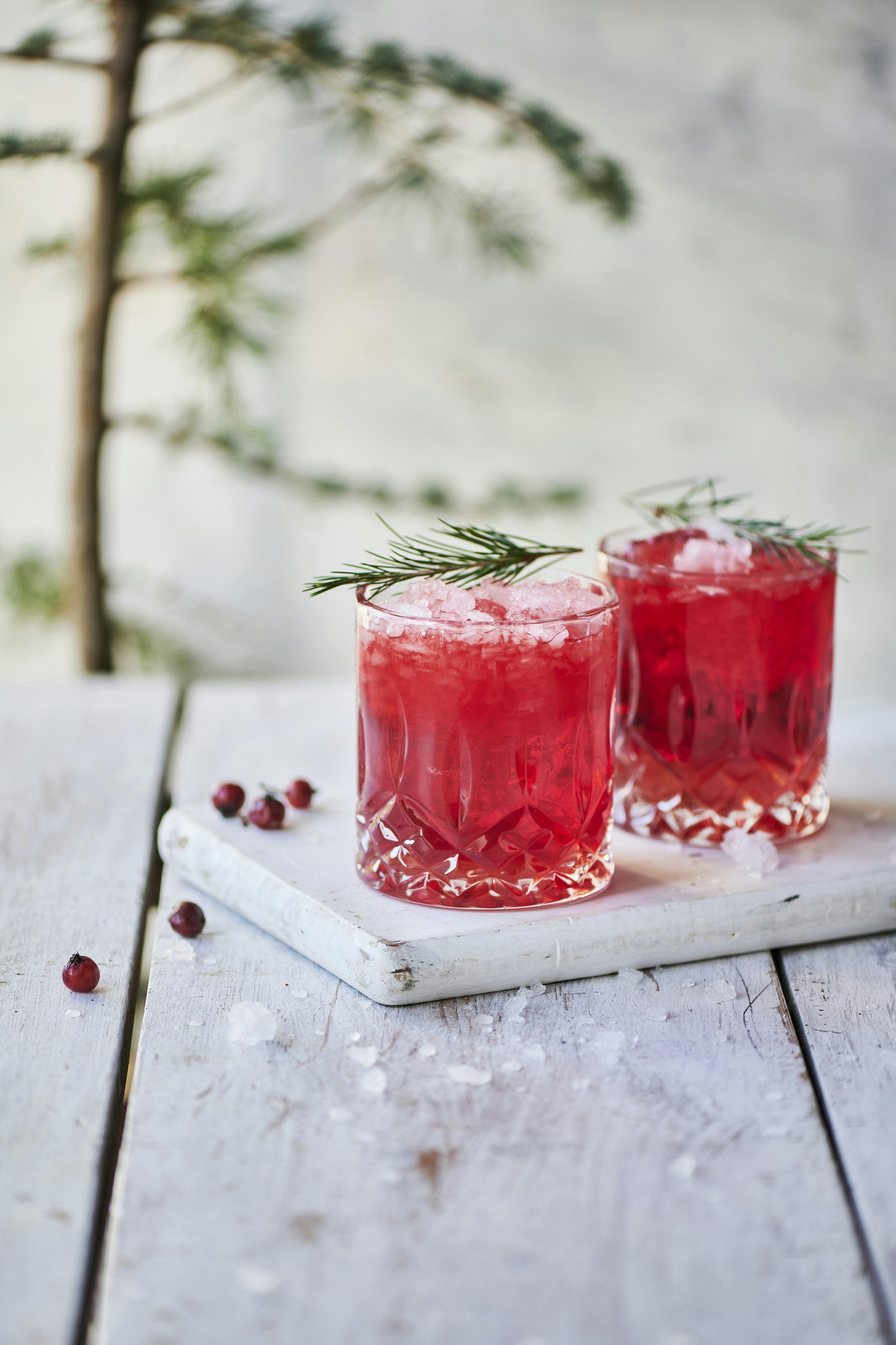 Rønnebær sour, en rød drink i krystalglas og gran som pynt