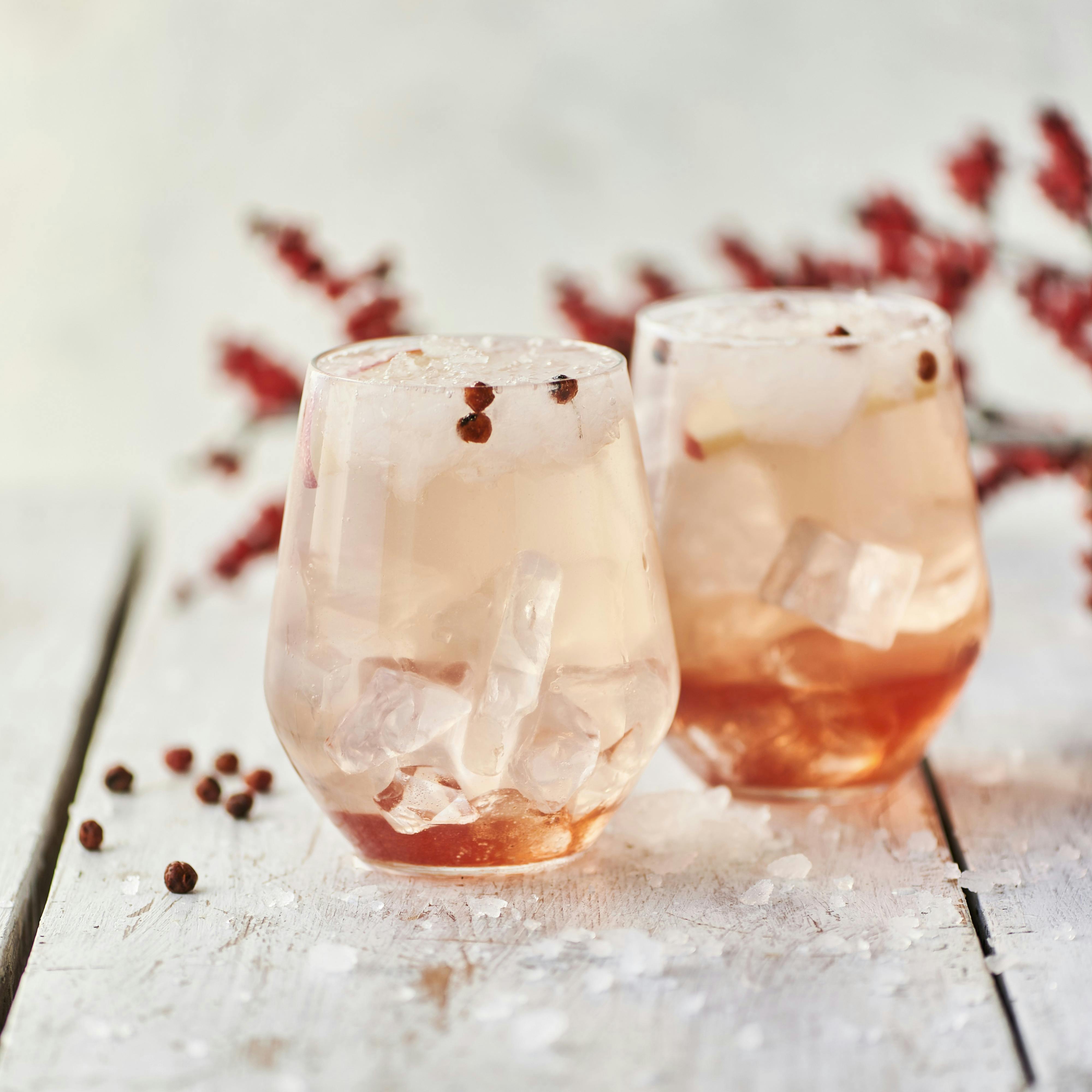 Orange drink med ildtorn i glas