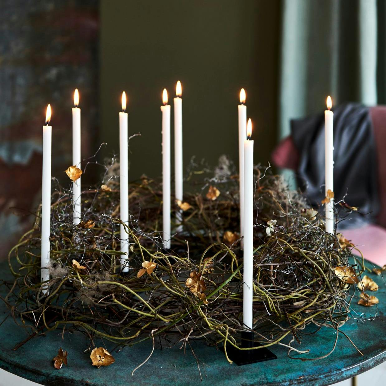 Glimtende krans som juledekoration med lys i