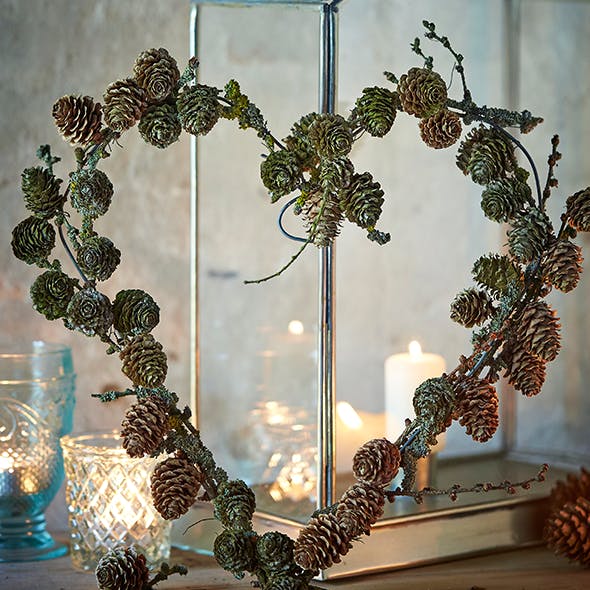 Rustik hjerteformet krans med kogler