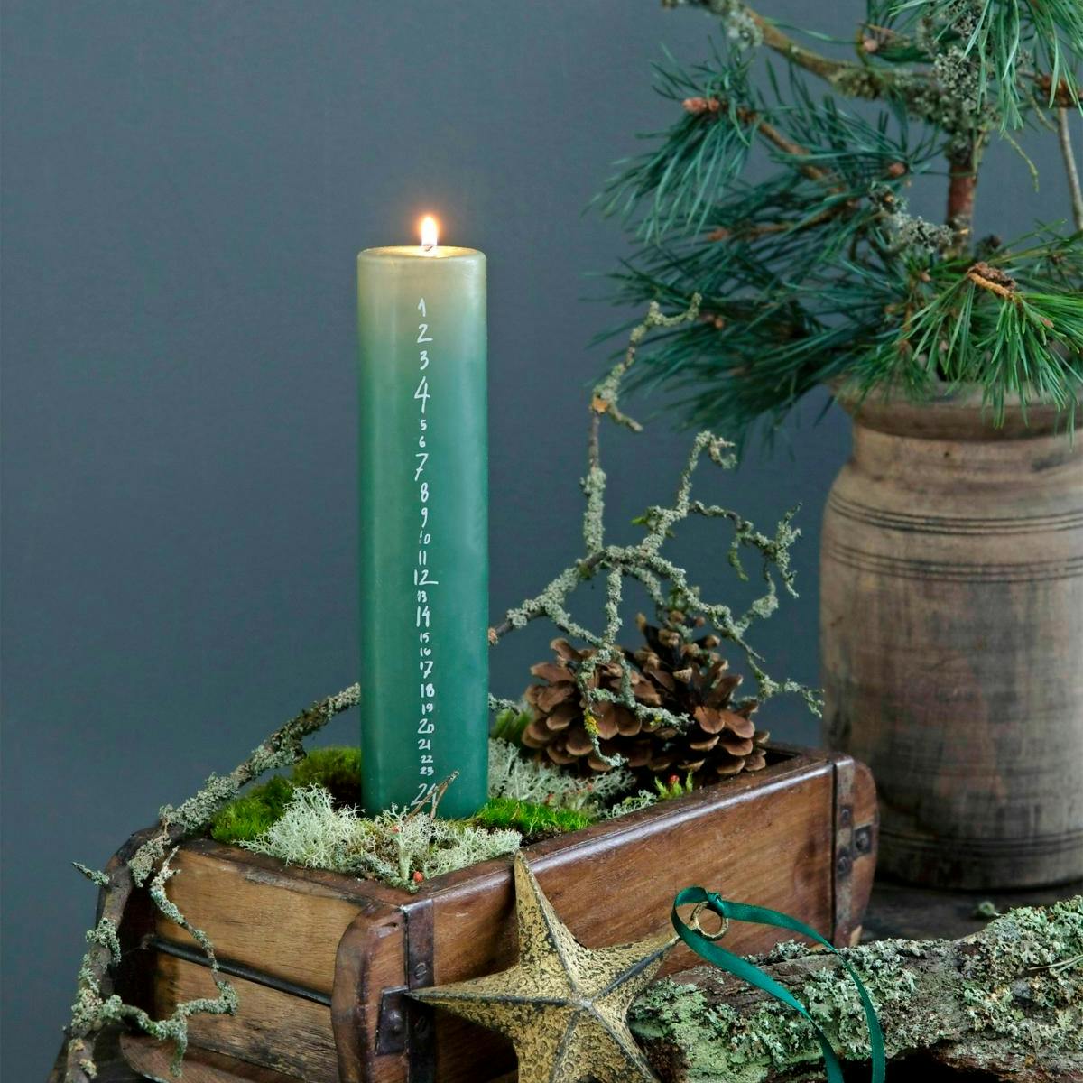 Dekoration med kalenderlys i trækasse.