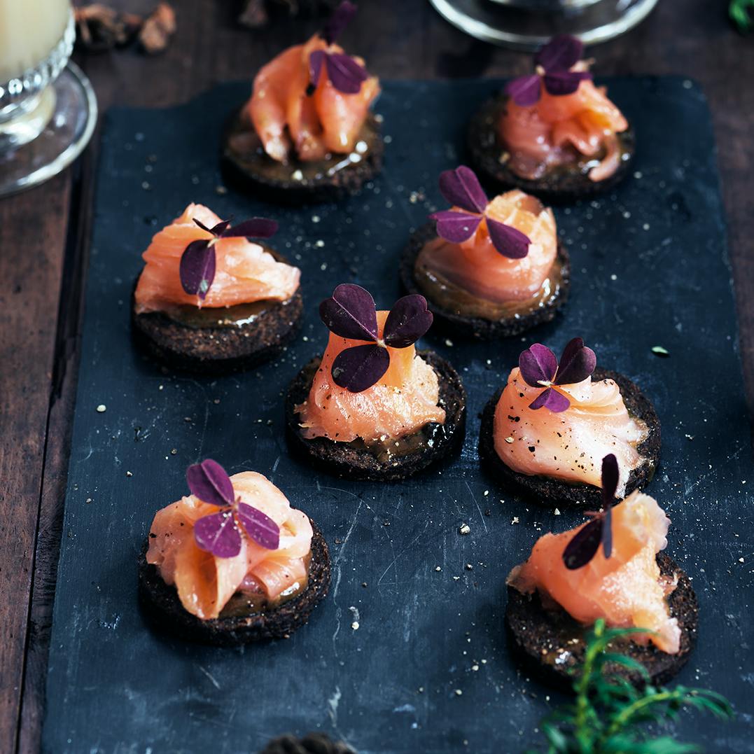 Laksehapsere med senneps- og dilddressing