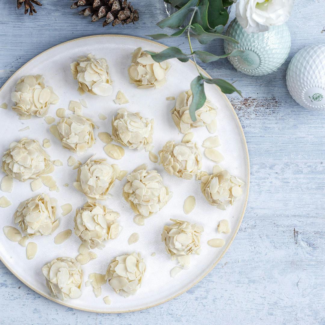 Amaretto-kugler med marcipan, chokolade og mandelflager