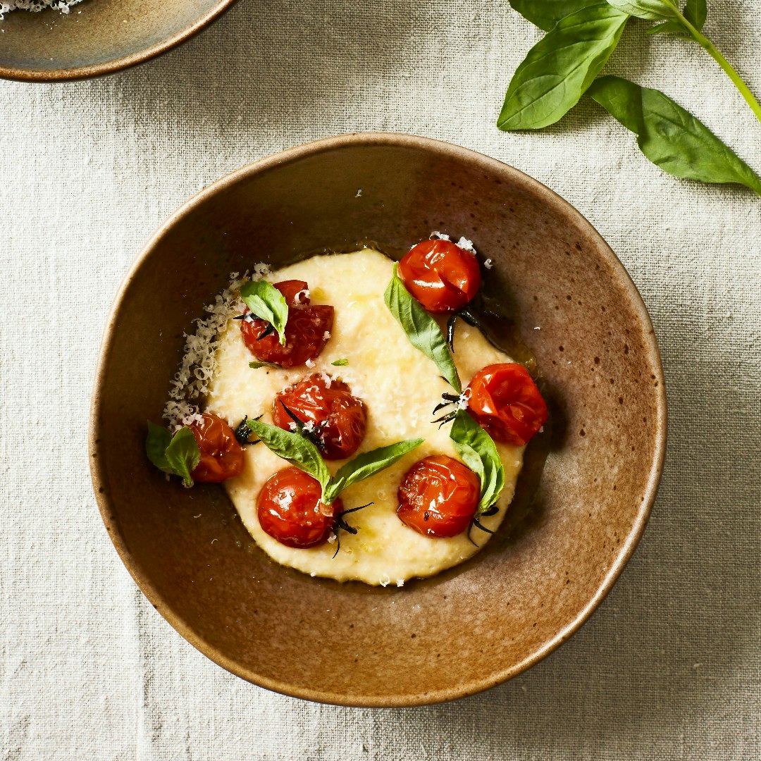 Cremet polenta med bagte tomater, basilikum og parmesan