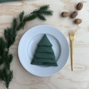 Fin, grøn serviet foldet som et juletræ 