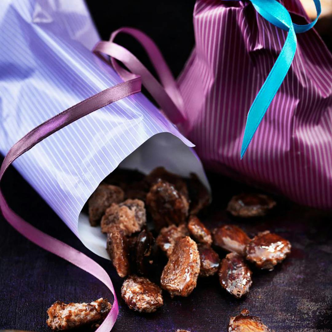 Få vores opskrift på de bedste brændte mandler, der er en smagslækker juleklassiker!