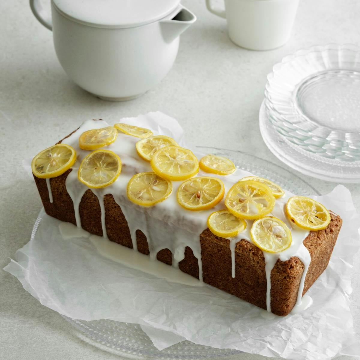 Citronkage med syrlig glasur pyntet med syltede citroner