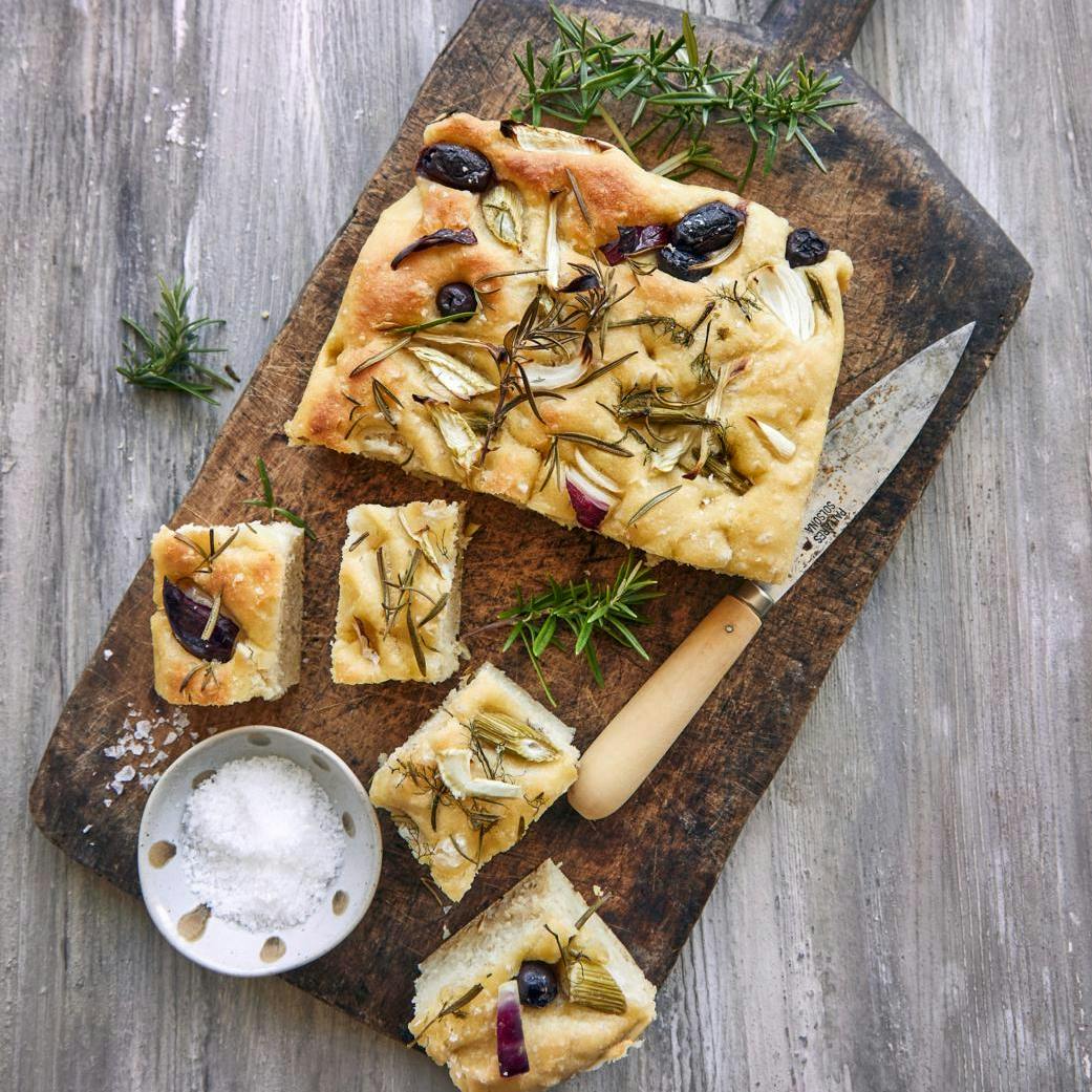 Focaccia med rosmarin, rødløg, sorte oliven og fennikel