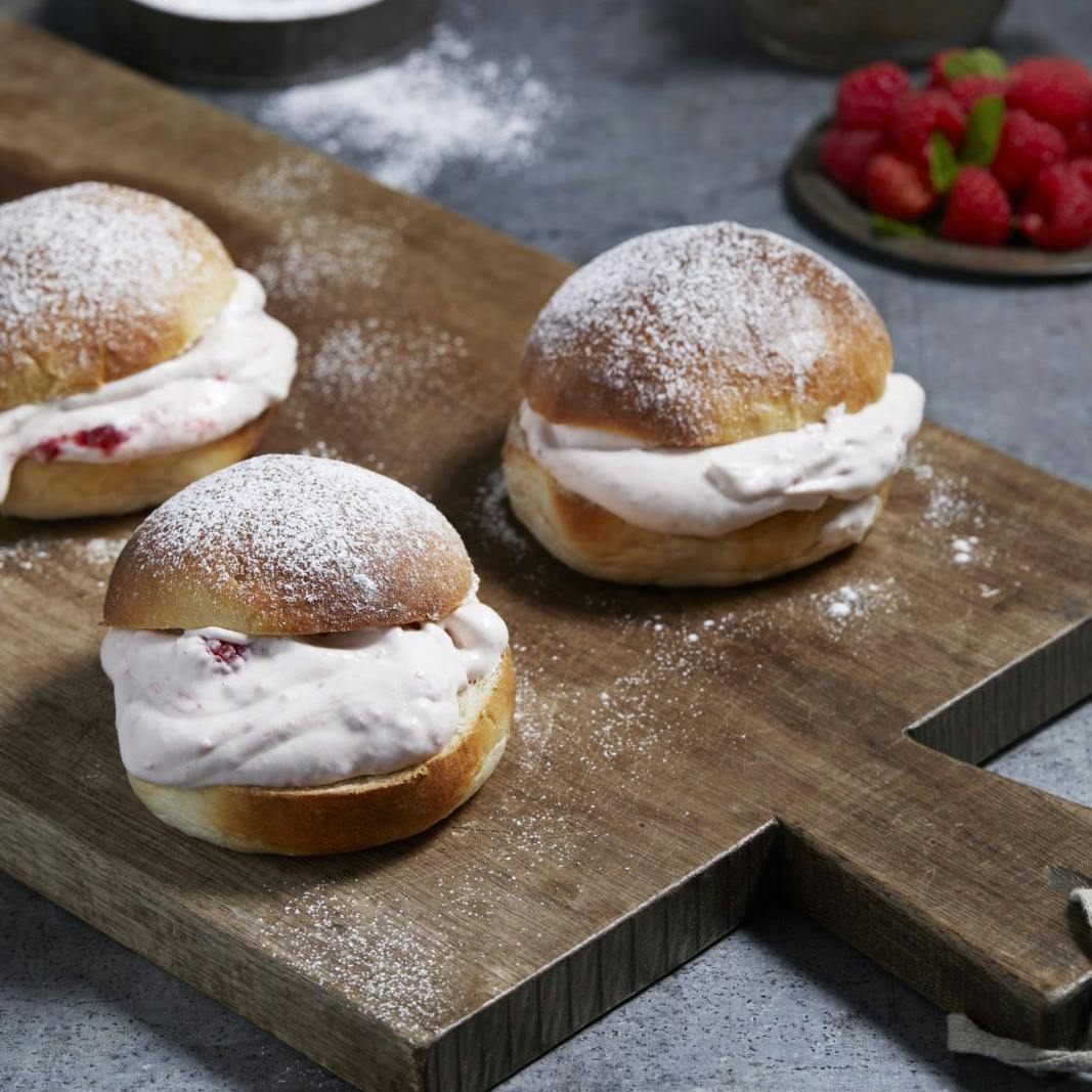 Gammeldags fastelavnsboller med hindbærcreme