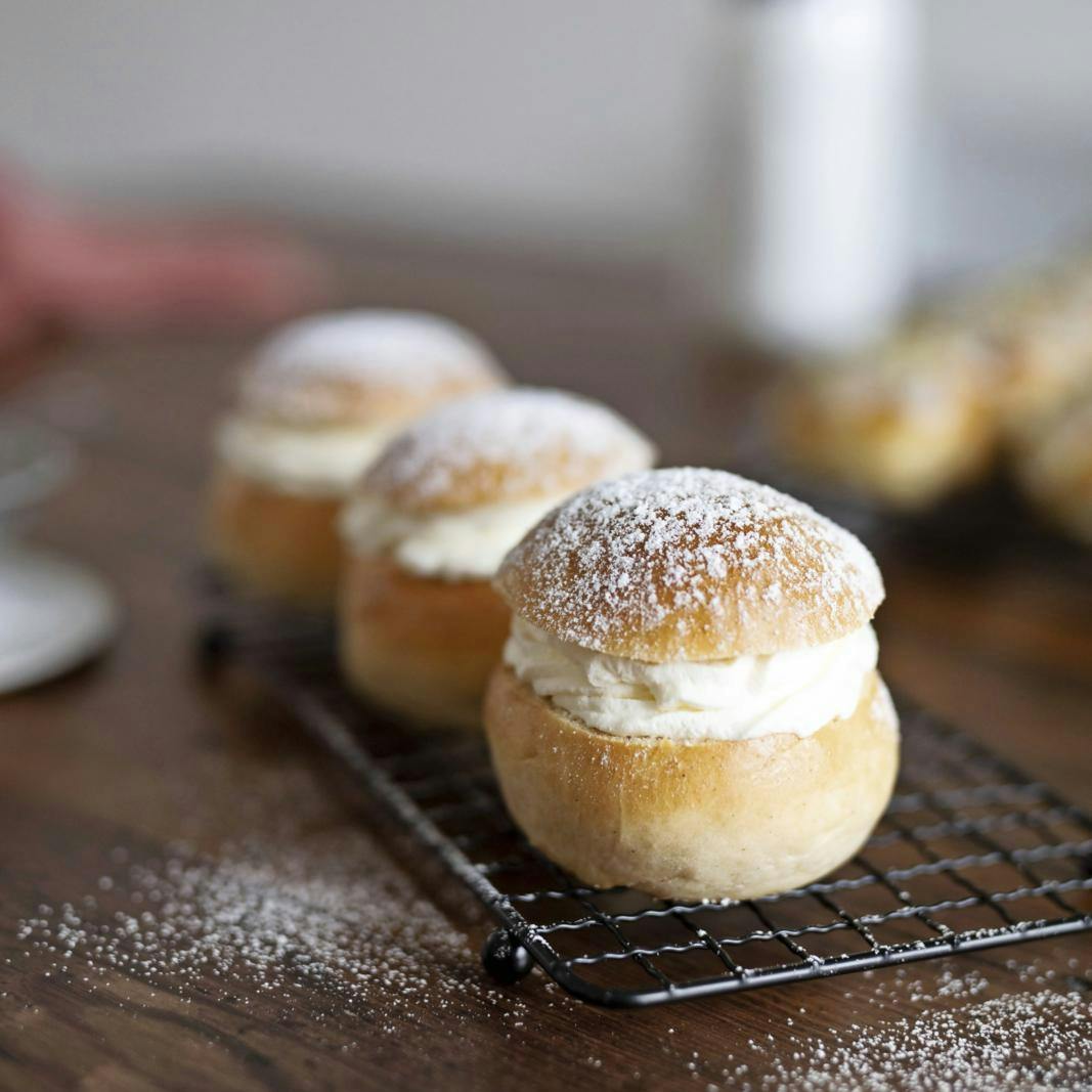 semla/svenske fastelavnsboller med fyld af marcipan og flødeskum