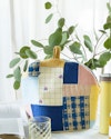 Hjemmelavet patchwork-tehætte på morgenbordet