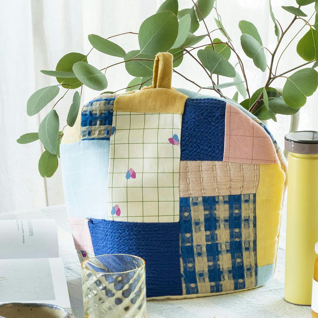 Hjemmelavet patchwork-tehætte på morgenbordet