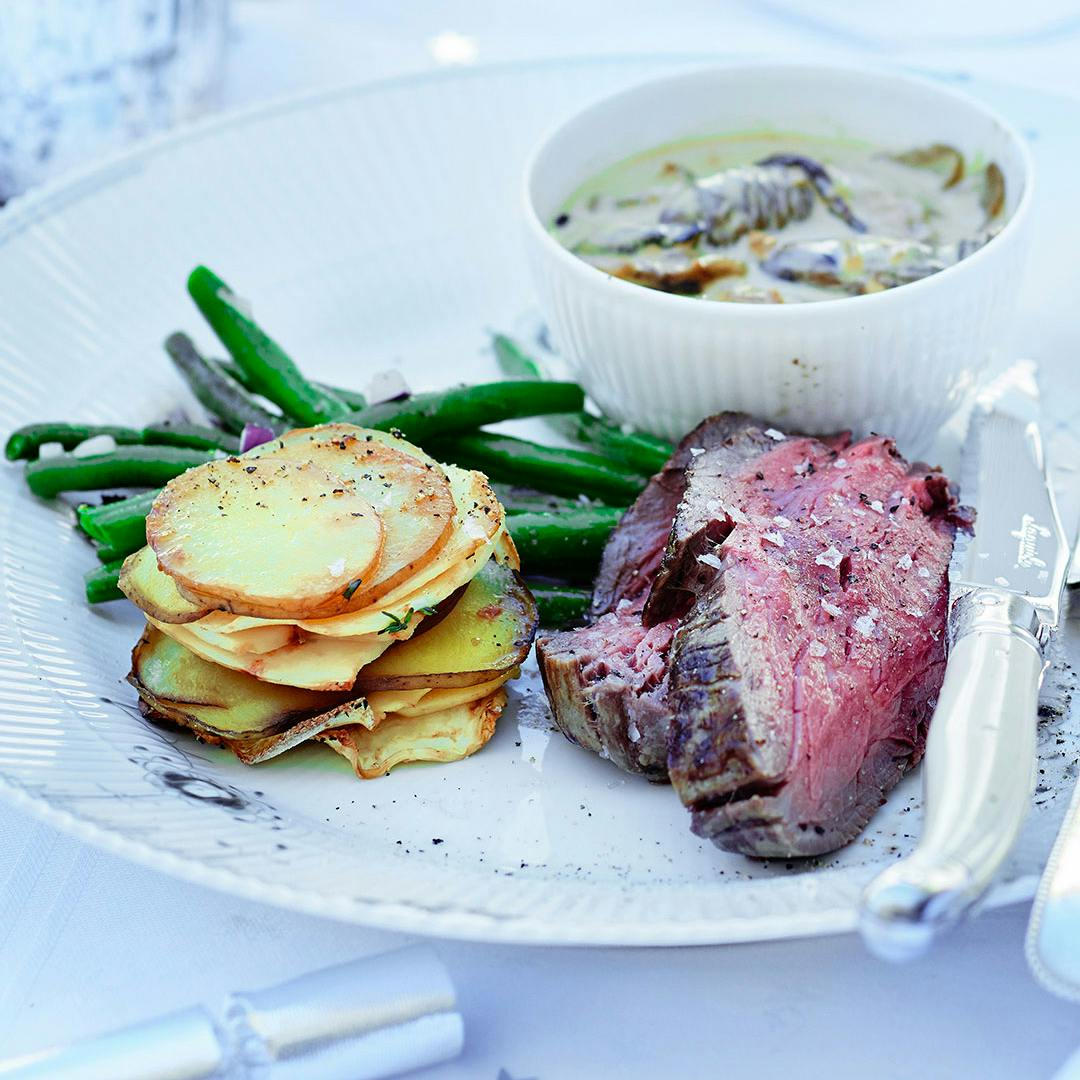 Oksemørbrad på tallerken med rodfrugt, grønne bønner og svampesauce