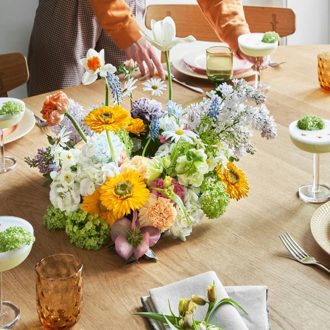 Blomsterdekorationer i klare farver